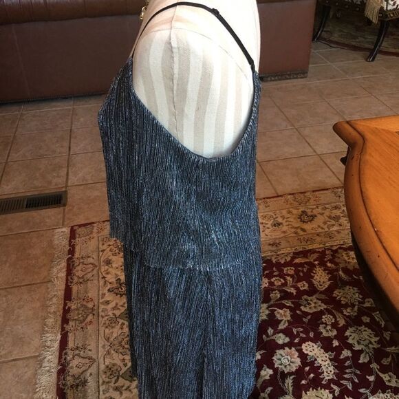 EVERLY FOIL Ruffle Shimmer Dress! - Picture 5 of 8